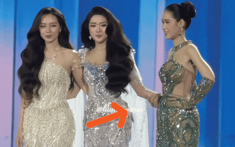 S&aacute;ng tỏ khoảnh khắc &Aacute; hậu n&eacute; tay Hoa hậu Phương Oanh ngay tr&ecirc;n s&acirc;n khấu- Ảnh 1.