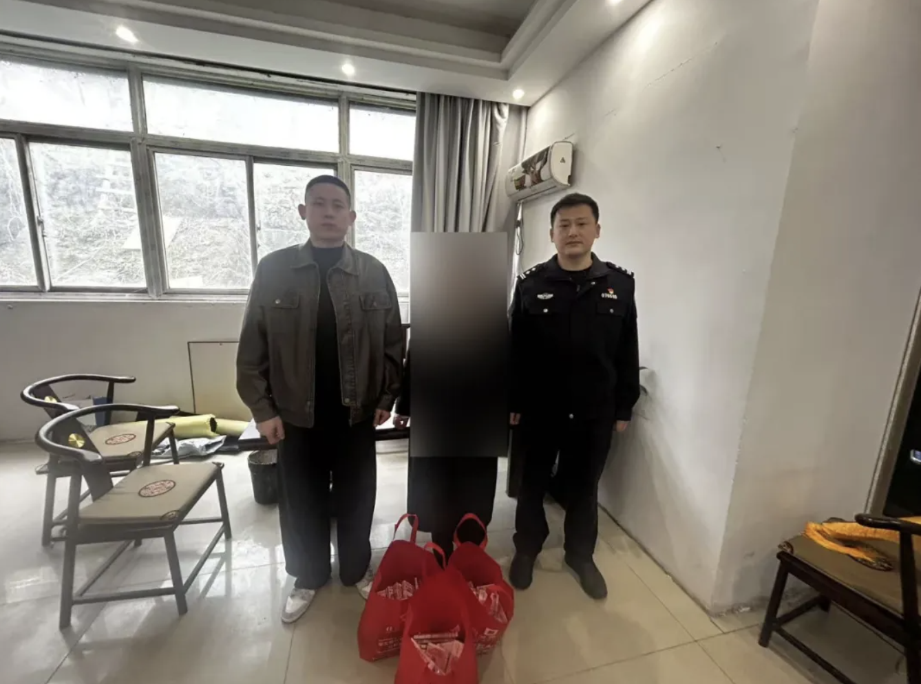 Thu giữ 3 chiếc điện thoại, hơn 4,7 tỷ đồng tiền mặt trong vali v&agrave; bắt khẩn cấp 1 người- Ảnh 1.