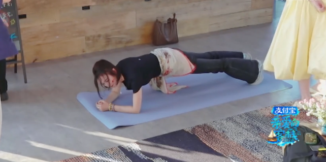 Tần Lam tuổi 46 vẫn xứng danh "nữ thần kh&ocirc;ng tuổi": C&oacute; mẹo giữ cơ bụng săn chắc tuổi trung ni&ecirc;n nhưng &iacute;t chị em l&agrave;m được- Ảnh 1.