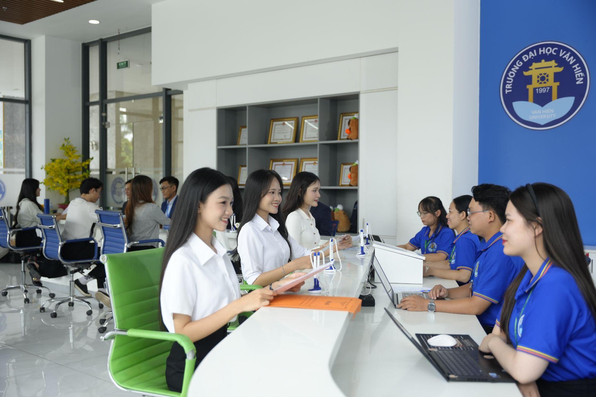 Trường Đại học Văn Hiến hỗ trợ nhiều ch&iacute;nh s&aacute;ch Học bổng Đồng h&agrave;nh cho th&iacute; sinh x&eacute;t học bạ- Ảnh 1.