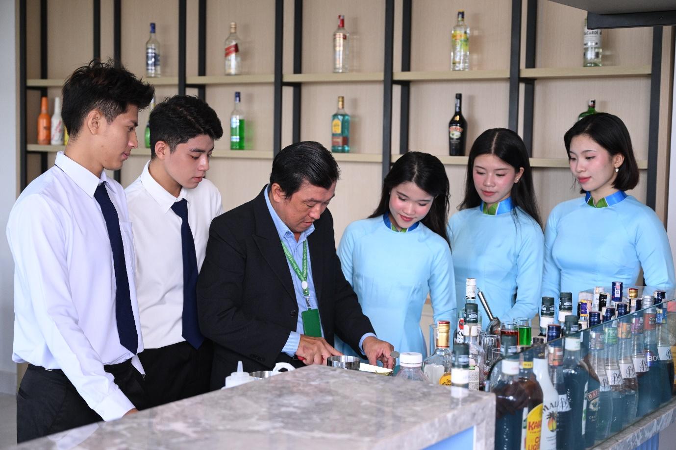 Trường Đại học Văn Hiến hỗ trợ nhiều ch&iacute;nh s&aacute;ch Học bổng Đồng h&agrave;nh cho th&iacute; sinh x&eacute;t học bạ- Ảnh 2.