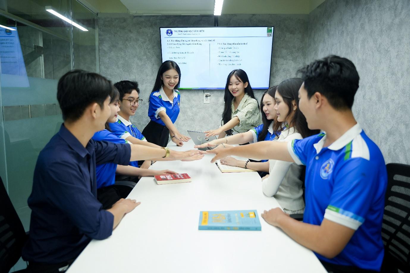 Trường Đại học Văn Hiến hỗ trợ nhiều ch&iacute;nh s&aacute;ch Học bổng Đồng h&agrave;nh cho th&iacute; sinh x&eacute;t học bạ- Ảnh 3.