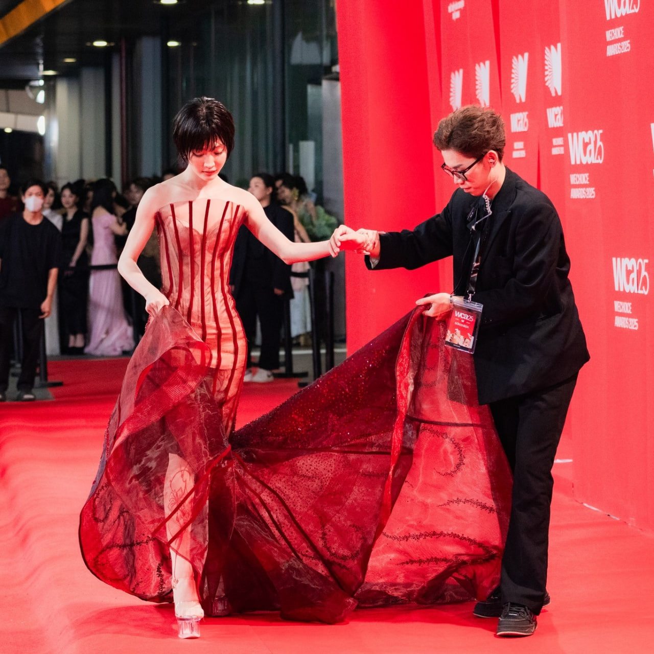 Hỏi trực tiếp trợ l&yacute; nghệ sĩ: B&oacute;c trần g&oacute;c khuất l&agrave;m &ldquo;osin&rdquo; 24/7, chấp nhận kh&ocirc;ng lương v&igrave; đam m&ecirc; idol- Ảnh 6.