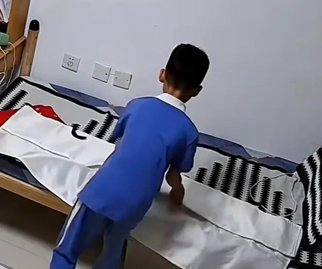 B&eacute; trai bị "kim v&ocirc; h&igrave;nh" từ 1 chiếc chăn đ&acirc;m khắp người, cha mẹ hoảng loạn, gỡ m&atilde;i kh&ocirc;ng hết- Ảnh 1.