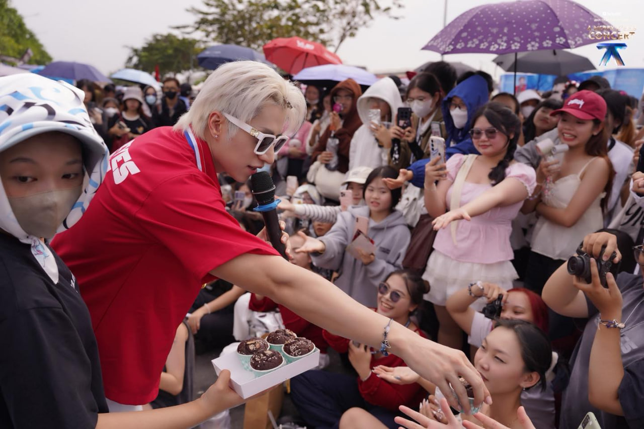 Hỏi trực tiếp trợ l&yacute; nghệ sĩ: B&oacute;c trần g&oacute;c khuất l&agrave;m &ldquo;osin&rdquo; 24/7, chấp nhận kh&ocirc;ng lương v&igrave; đam m&ecirc; idol- Ảnh 5.