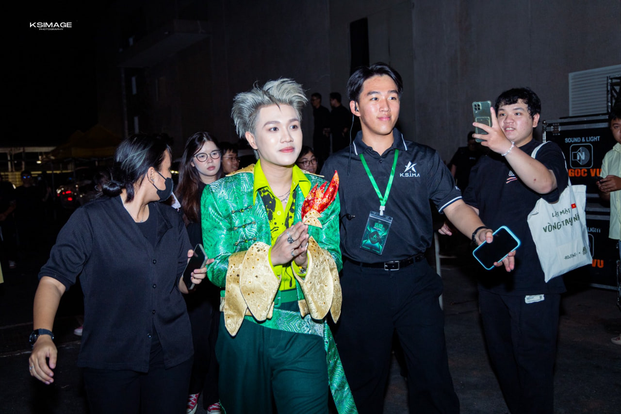 Hỏi trực tiếp trợ l&yacute; nghệ sĩ: B&oacute;c trần g&oacute;c khuất l&agrave;m &ldquo;osin&rdquo; 24/7, chấp nhận kh&ocirc;ng lương v&igrave; đam m&ecirc; idol- Ảnh 2.