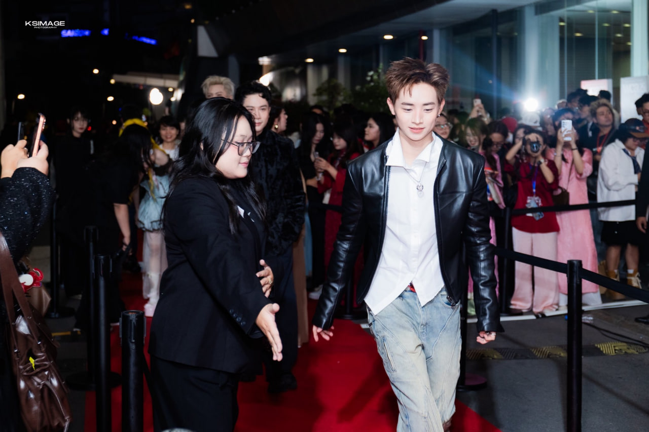 Hỏi trực tiếp trợ l&yacute; nghệ sĩ: B&oacute;c trần g&oacute;c khuất l&agrave;m &ldquo;osin&rdquo; 24/7, chấp nhận kh&ocirc;ng lương v&igrave; đam m&ecirc; idol- Ảnh 1.