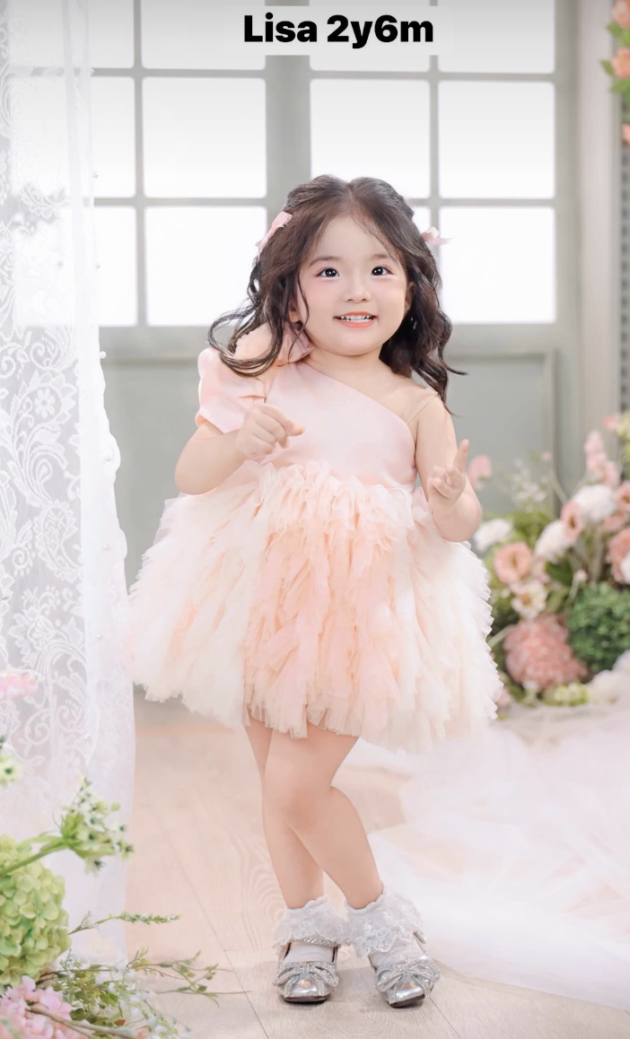 Ngắm ảnh Lisa nh&agrave; Kh&aacute;nh Thi - Phan Hiển, netizen ngỡ AI v&igrave; qu&aacute; xinh y&ecirc;u- Ảnh 2.