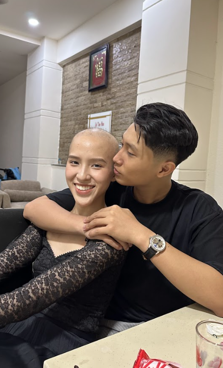 C&ocirc; g&aacute;i nhận &aacute;n K ở tuổi đẹp nhất, bạn trai đồng h&agrave;nh bằng c&aacute;ch "thao t&uacute;ng" lạ đời: C&aacute;i kết thật k&igrave; diệu!- Ảnh 2.