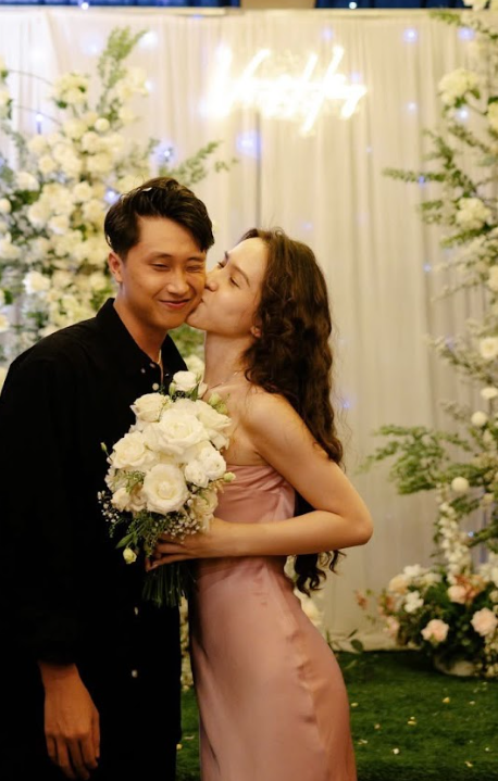 C&ocirc; g&aacute;i nhận &aacute;n K ở tuổi đẹp nhất, bạn trai đồng h&agrave;nh bằng c&aacute;ch "thao t&uacute;ng" lạ đời: C&aacute;i kết thật k&igrave; diệu!- Ảnh 5.