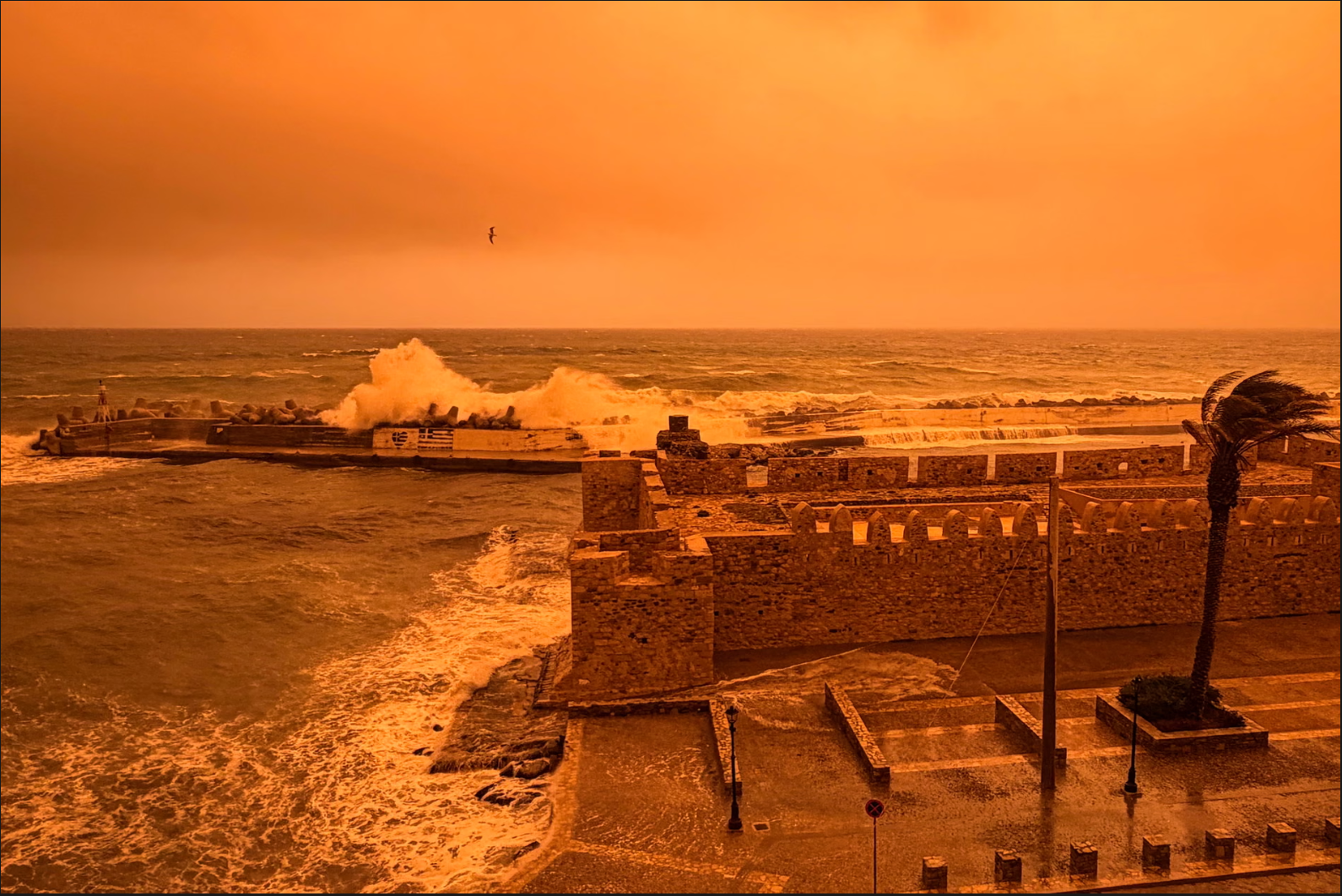 Bầu trời Hy Lạp chuyển đỏ rực ngay trước lễ Phục Sinh: Giới chức cảnh b&aacute;o- Ảnh 2.