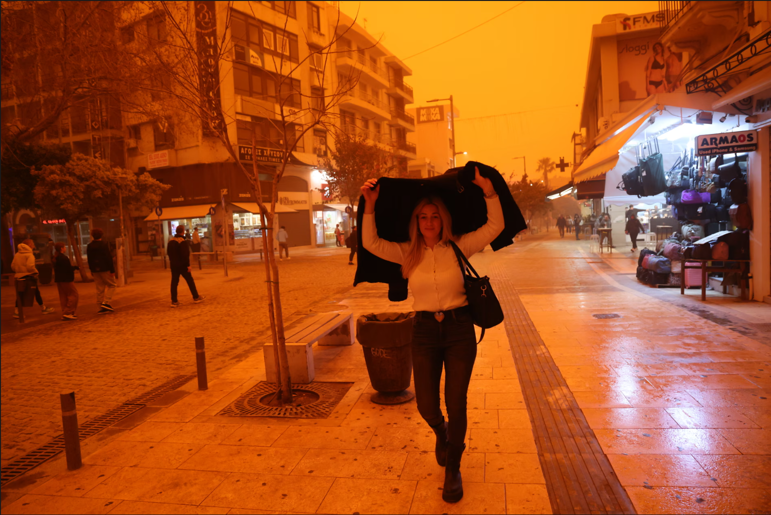 Bầu trời Hy Lạp chuyển đỏ rực ngay trước lễ Phục Sinh: Giới chức cảnh b&aacute;o- Ảnh 5.