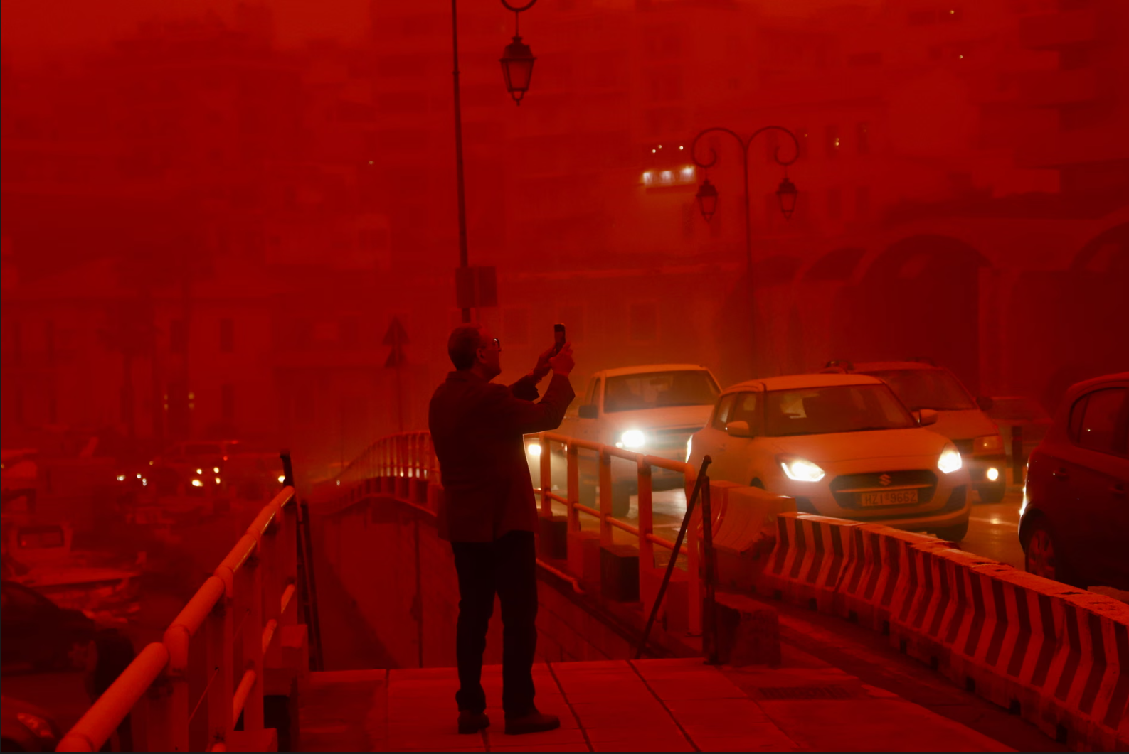 Bầu trời Hy Lạp chuyển đỏ rực ngay trước lễ Phục Sinh: Giới chức cảnh b&aacute;o- Ảnh 8.