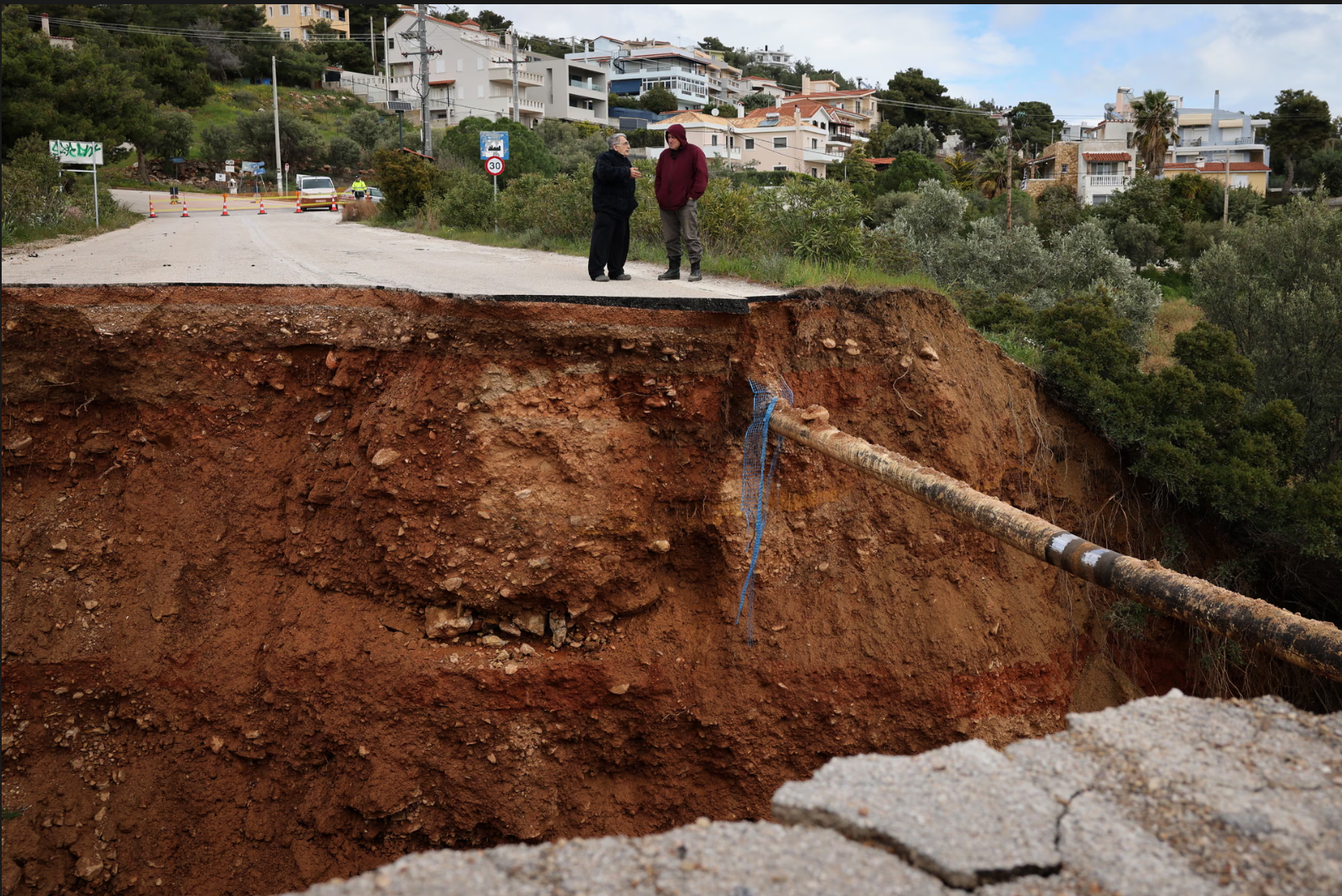Bầu trời Hy Lạp chuyển đỏ rực ngay trước lễ Phục Sinh: Giới chức cảnh b&aacute;o- Ảnh 13.