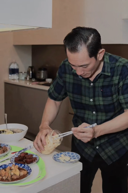 Mẹ dọn ra ở ph&ograve;ng trọ, c&ograve;n bố Thuỳ Ti&ecirc;n giờ ra sao?- Ảnh 1.