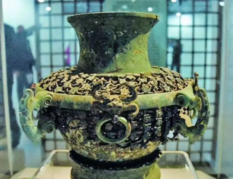 Đ&agrave;o s&acirc;u hơn 1m, 3 người đ&agrave;n &ocirc;ng ph&aacute;t hiện hơn 20kg v&agrave;ng liền b&aacute;o ch&iacute;nh quyền, được khen thưởng hơn 38 triệu đồng- Ảnh 2.