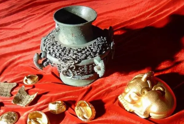 Đ&agrave;o s&acirc;u hơn 1m, 3 người đ&agrave;n &ocirc;ng ph&aacute;t hiện hơn 20kg v&agrave;ng liền b&aacute;o ch&iacute;nh quyền, được khen thưởng hơn 38 triệu đồng- Ảnh 1.