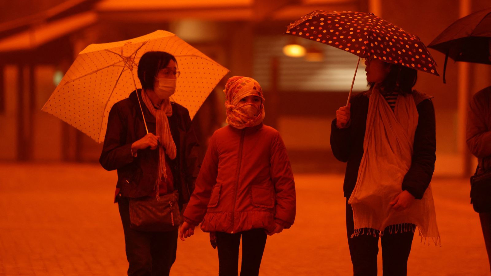 Bầu trời Hy Lạp chuyển đỏ rực ngay trước lễ Phục Sinh: Giới chức cảnh b&aacute;o- Ảnh 9.