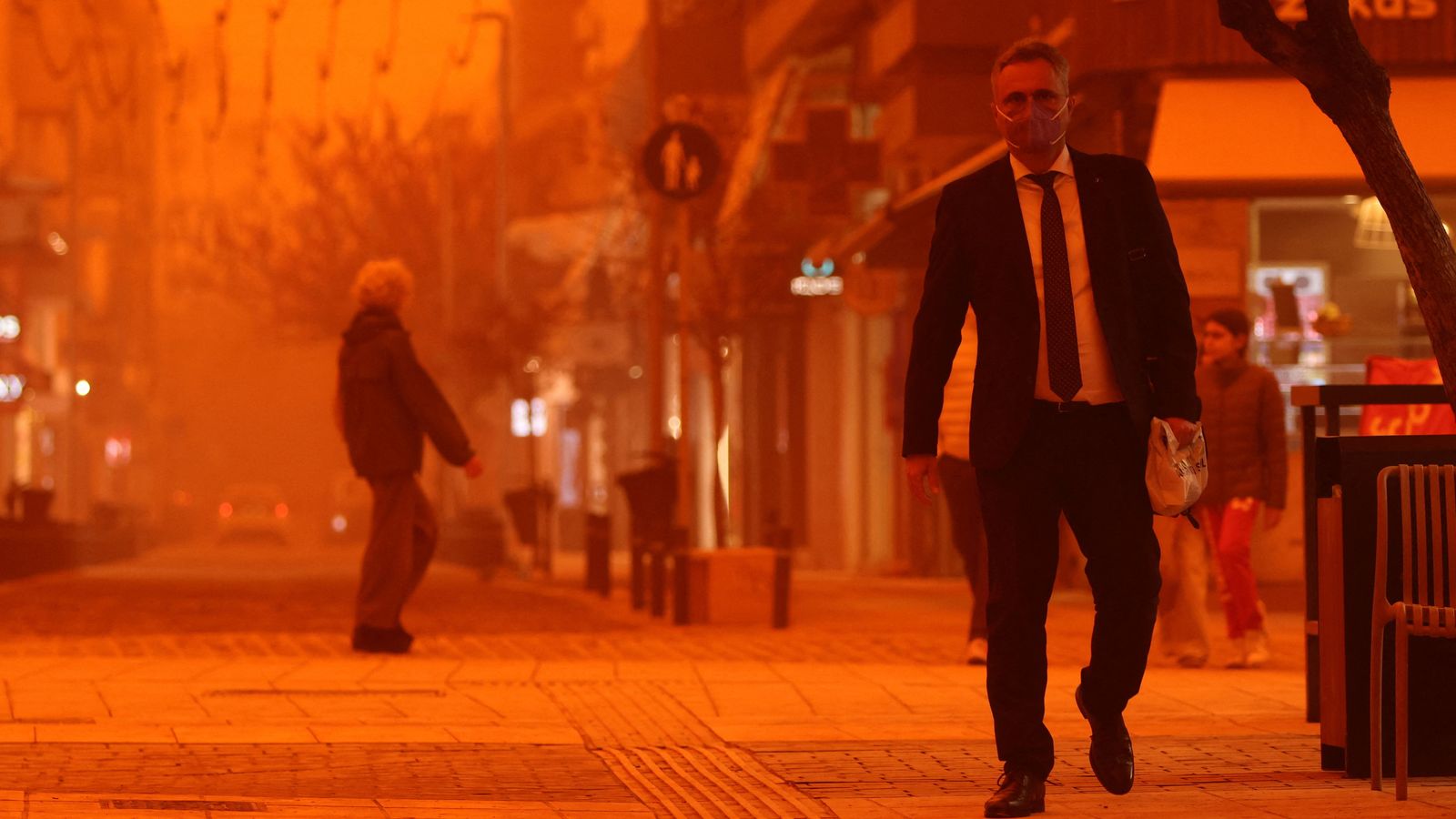 Bầu trời Hy Lạp chuyển đỏ rực ngay trước lễ Phục Sinh: Giới chức cảnh b&aacute;o- Ảnh 10.