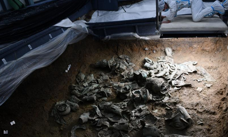 Đ&agrave;o hố tế lễ Tam Tinh Đ&ocirc;i, chuy&ecirc;n gia t&igrave;m thấy vũ kh&iacute; 3.000 tuổi nằm thẳng đứng: Dấu vết ngo&agrave;i h&agrave;nh tinh?- Ảnh 1.