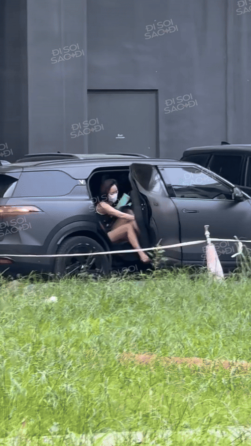 T&oacute;c Ti&ecirc;n l&ecirc;n đồ hở bạo khoe d&aacute;ng, bị soi vẫn khư khư 1 thứ chung với Touliver- Ảnh 8.