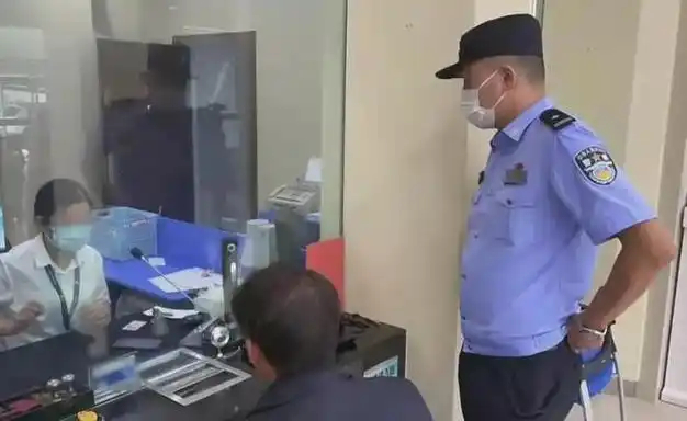 Cho bạn vay 460 triệu đồng, 1 ng&agrave;y sau người đ&agrave;n &ocirc;ng đ&ograve;i lại nhưng đối phương kh&ocirc;ng trả, to&agrave; tuy&ecirc;n bố: Ng&acirc;n h&agrave;ng phải trả 30%- Ảnh 1.