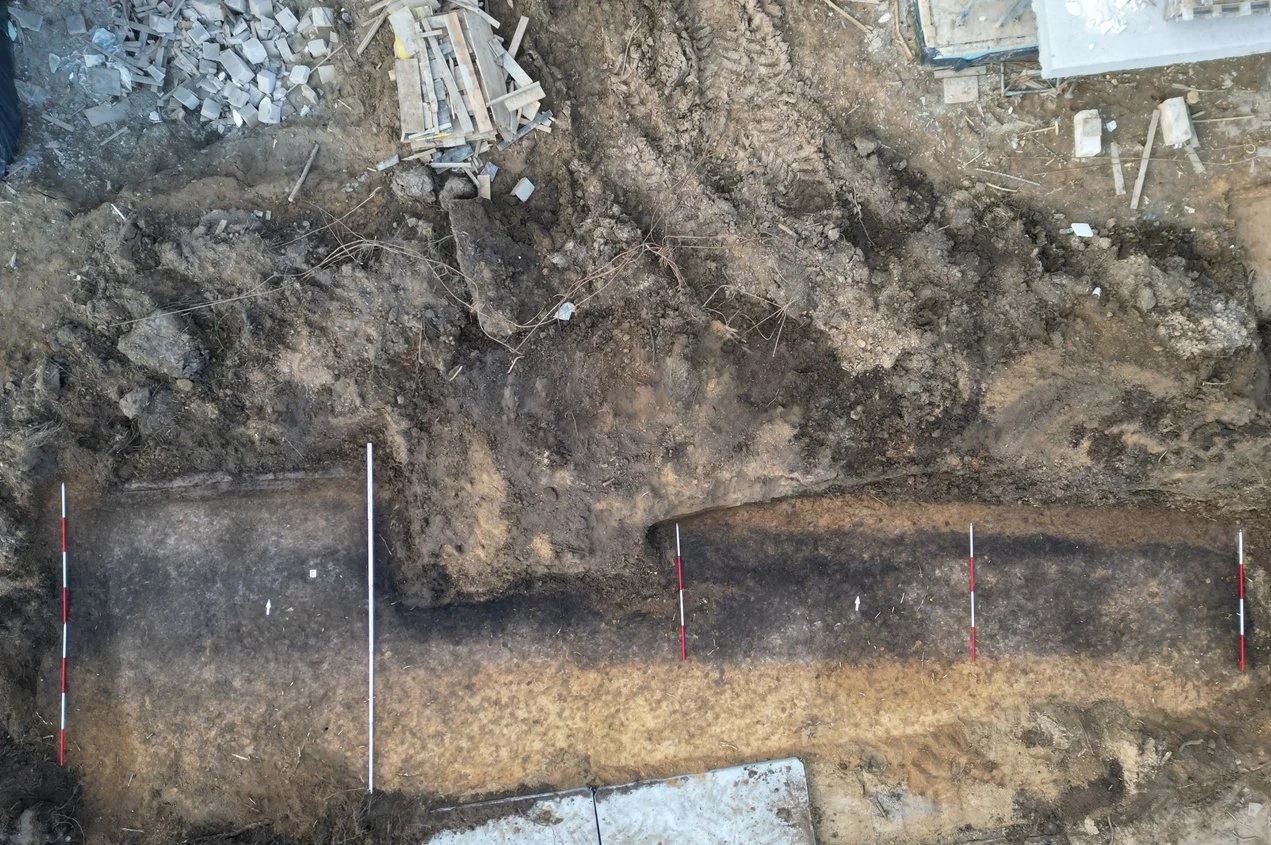 X&acirc;y nh&agrave;, ph&aacute;t hiện ng&ocirc;i mộ d&agrave;i 42 m&eacute;t dưới nền đất- Ảnh 1.