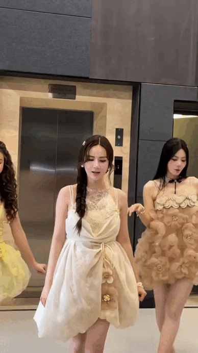 Huyền Lizzie xin lỗi kh&aacute;n giả v&igrave; giao diện b&aacute;nh b&egrave;o, nhưng cả nước kh&ocirc;ng đồng &yacute;...- Ảnh 2.