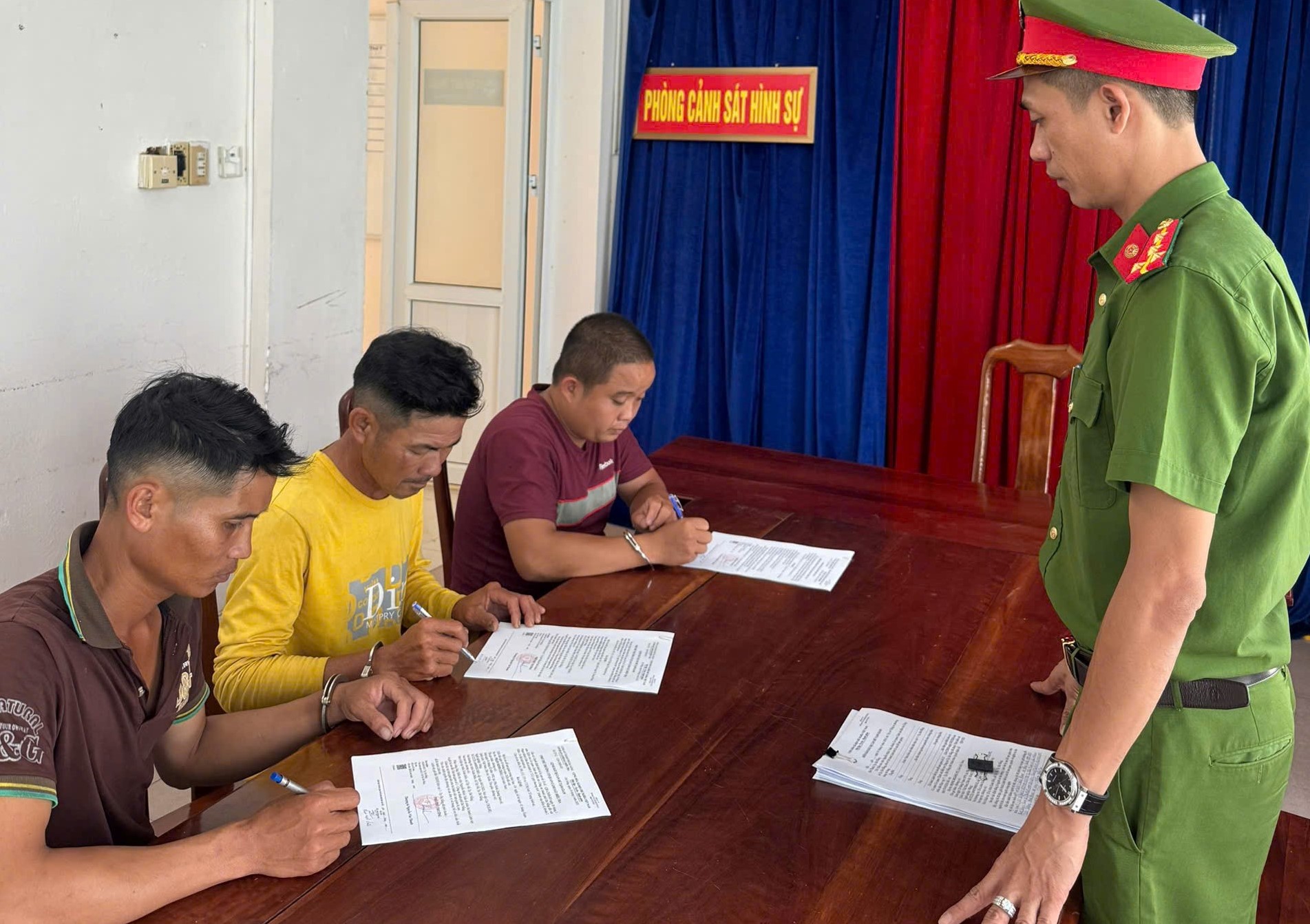 Đ&aacute;nh người l&uacute;n sọ v&igrave; cho rằng b&oacute;p c&ograve;i xe khiến đ&agrave;n tr&acirc;u hoảng sợ, 3 người bị bắt- Ảnh 1.