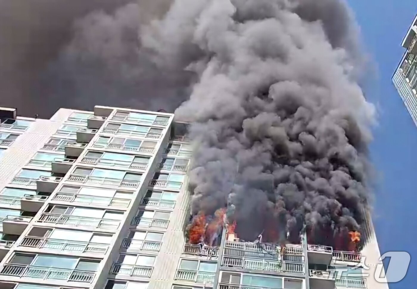 Ch&aacute;y chung cư 20 tầng khiến đ&ocirc;i vợ chồng tử vong, 6 người bị thương- Ảnh 2.