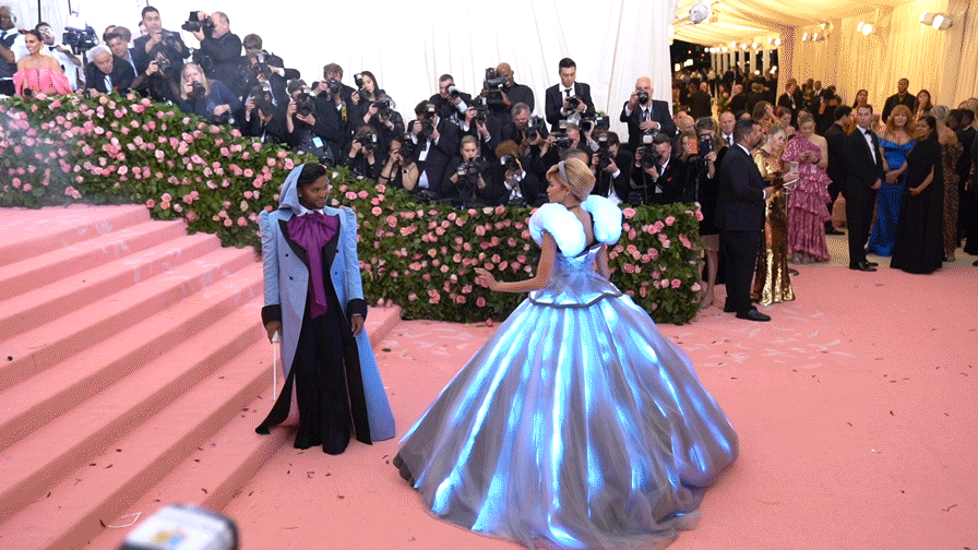 Chưa c&oacute; m&ugrave;a Met Gala n&agrave;o m&agrave; ai cũng "mặc hề" đến vậy, 7 năm tr&ocirc;i qua nhưng d&acirc;n t&igrave;nh vẫn chế meme một người- Ảnh 3.