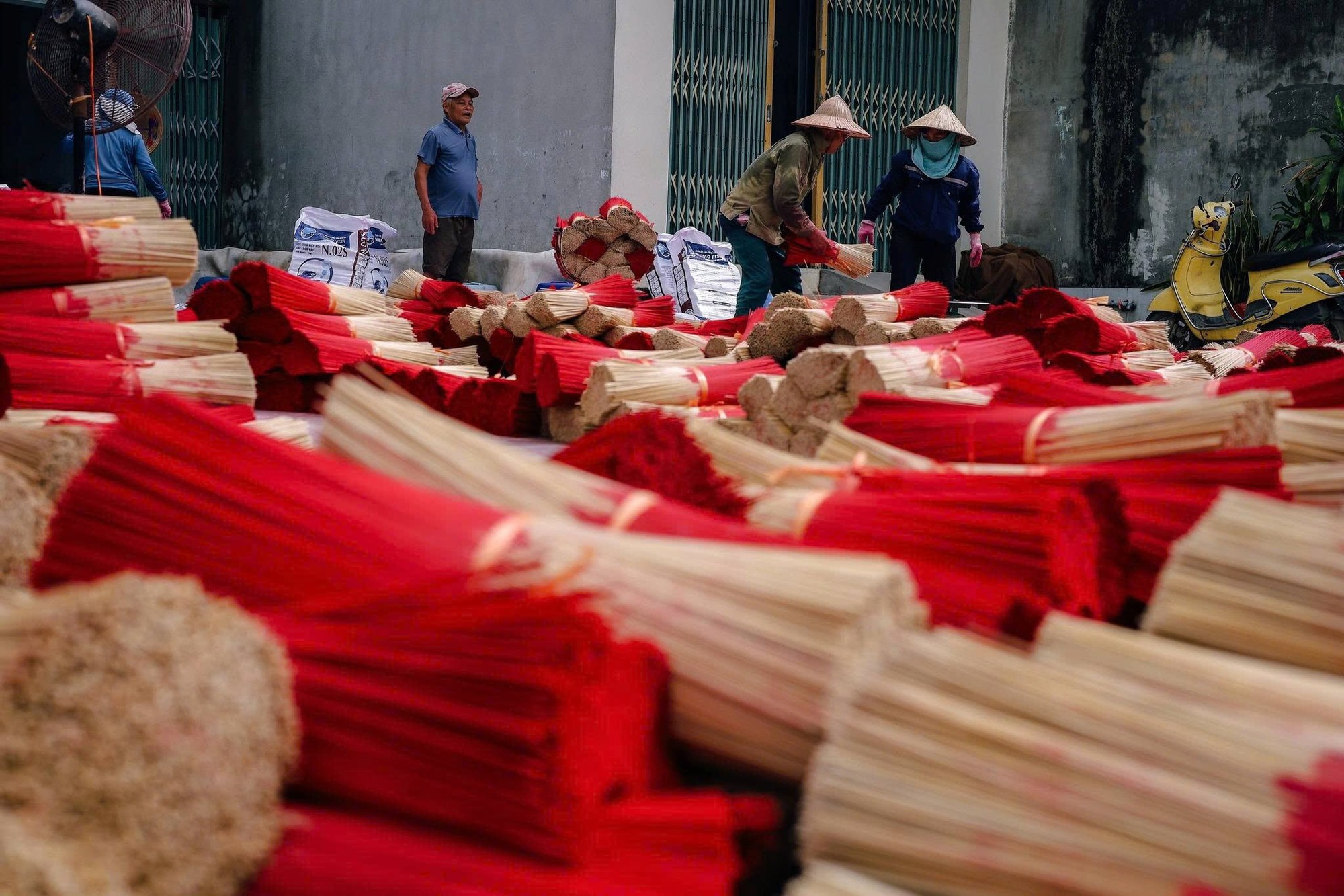 C&aacute;ch H&agrave; Nội chỉ 30 ph&uacute;t chạy xe c&oacute; một ng&ocirc;i l&agrave;ng "đẹp như tranh vẽ" l&ecirc;n b&aacute;o T&acirc;y li&ecirc;n tục: Mỗi th&aacute;ng l&agrave;m 50 tấn hương, xuất khẩu đi cả Ấn Độ - Trung Quốc- Ảnh 4.