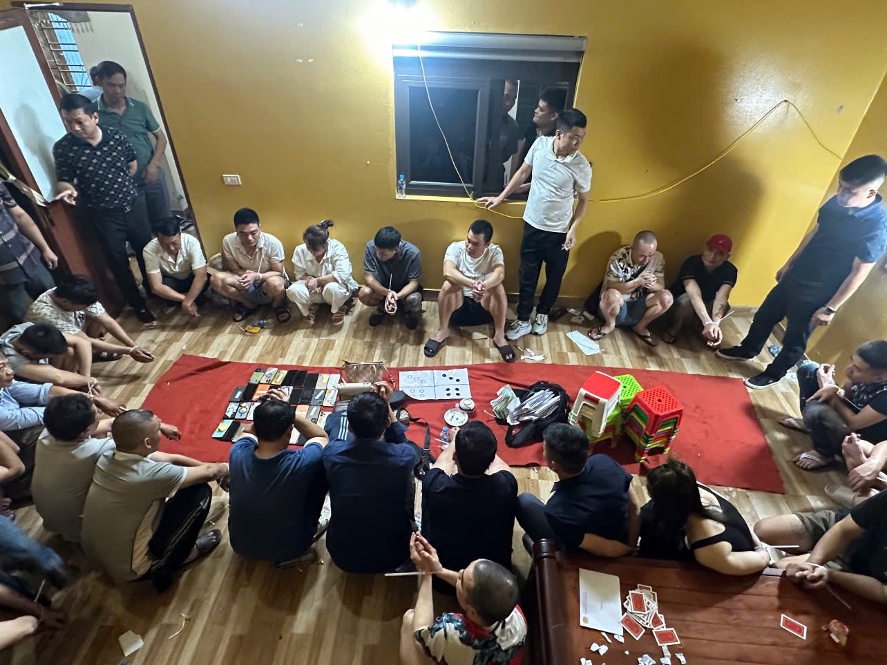 Ập v&agrave;o nh&agrave; Trần Thị Loan SN 1975, c&ocirc;ng an bắt 25 người- Ảnh 1.