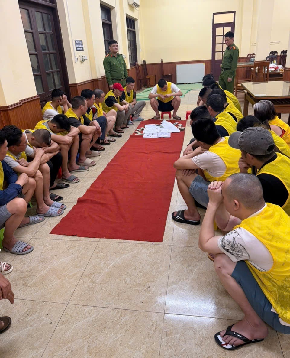 Ập v&agrave;o nh&agrave; Trần Thị Loan SN 1975, c&ocirc;ng an bắt 25 người- Ảnh 2.