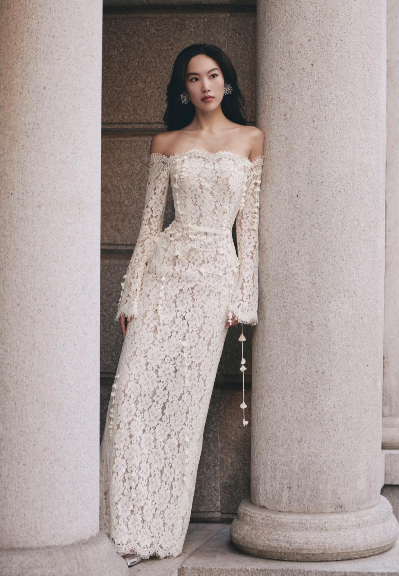 Hoa hậu Hương Giang v&agrave; n&agrave;ng thơ "phim giờ v&agrave;ng VTV" c&ugrave;ng đọ sắc với mẫu đầm ren gi&aacute; hơn 11 triệu của local brand Việt- Ảnh 13.