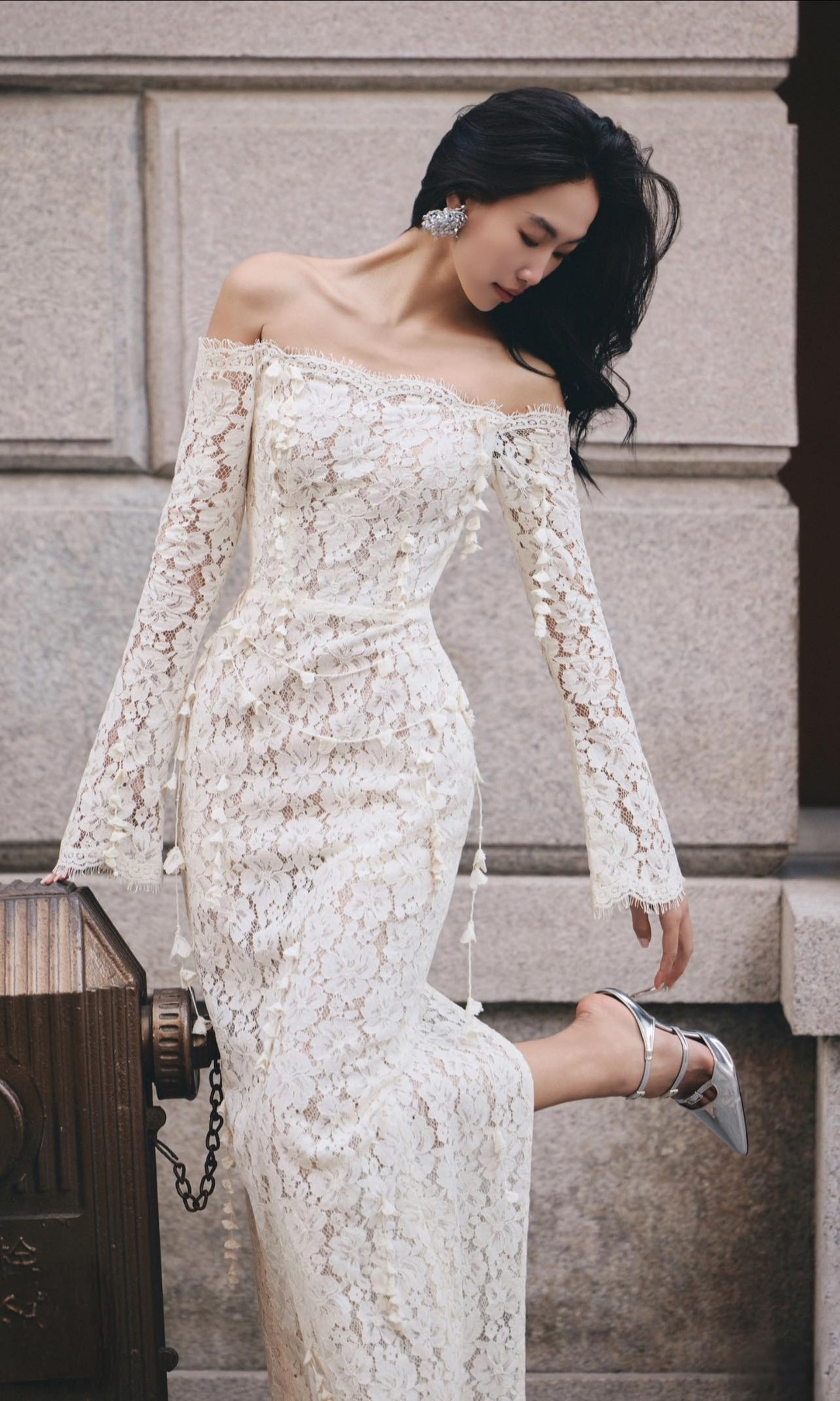 Hoa hậu Hương Giang v&agrave; n&agrave;ng thơ "phim giờ v&agrave;ng VTV" c&ugrave;ng đọ sắc với mẫu đầm ren gi&aacute; hơn 11 triệu của local brand Việt- Ảnh 14.