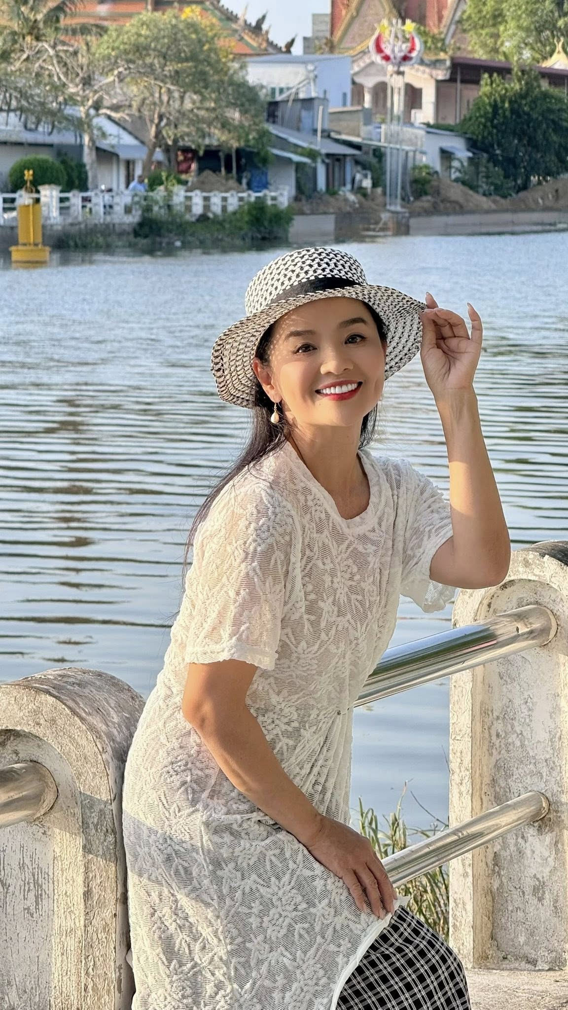 Sự thật về mẹ chồng kh&oacute; ưa trong "B&oacute;ng ma hạnh ph&uacute;c": Tuổi ngo&agrave;i 50 vẫn eo thon d&aacute;ng chuẩn, s&aacute;ng n&agrave;o cũng tập động t&aacute;c siết bụng tại nh&agrave;- Ảnh 17.