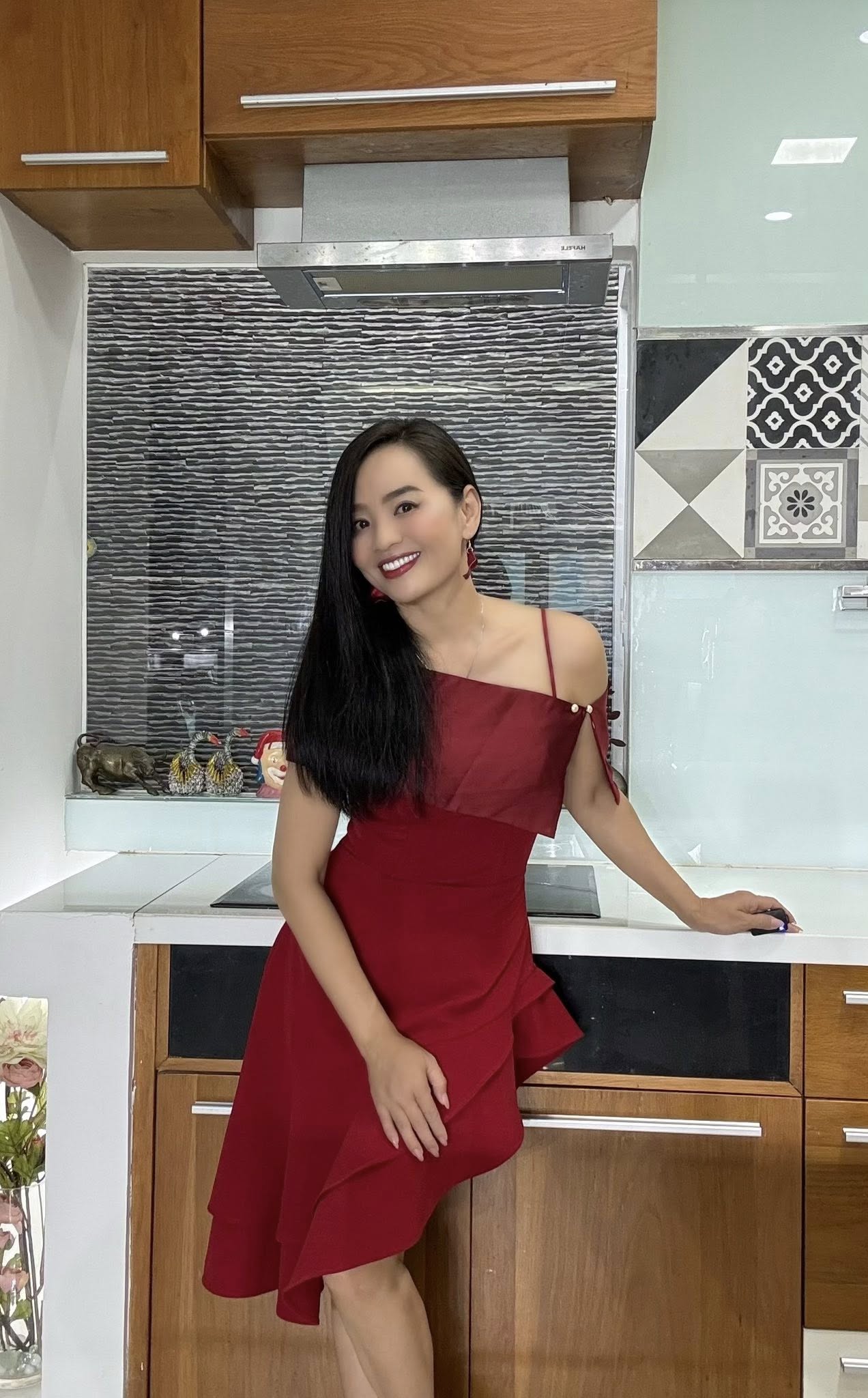 Sự thật về mẹ chồng kh&oacute; ưa trong "B&oacute;ng ma hạnh ph&uacute;c": Tuổi ngo&agrave;i 50 vẫn eo thon d&aacute;ng chuẩn, s&aacute;ng n&agrave;o cũng tập động t&aacute;c siết bụng tại nh&agrave;- Ảnh 13.