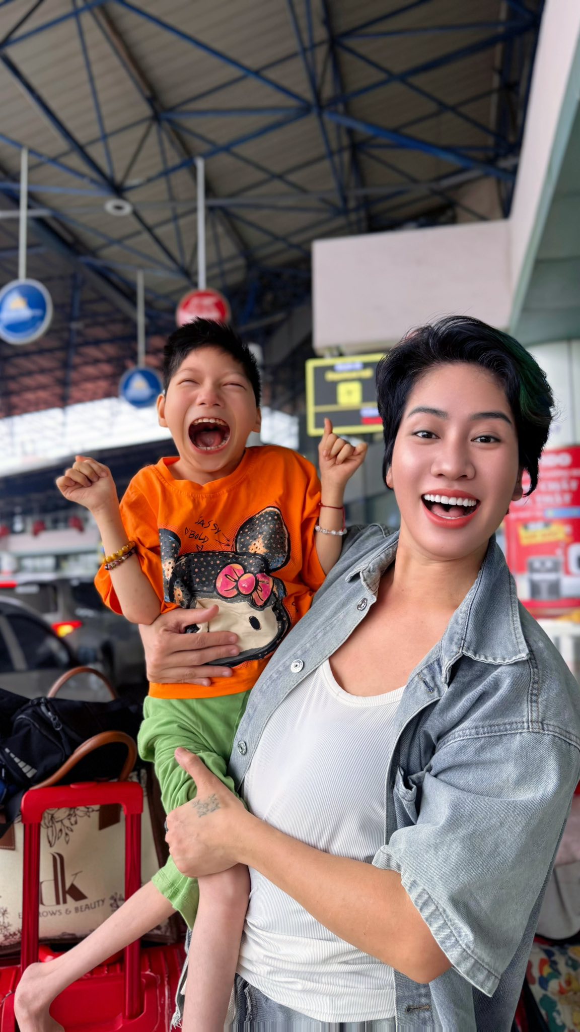 Nữ diễn vi&ecirc;n Việt đưa con đi biển chơi m&agrave; h&agrave;ng trăm người phải thốt l&ecirc;n: "Người mẹ vĩ đại"- Ảnh 1.