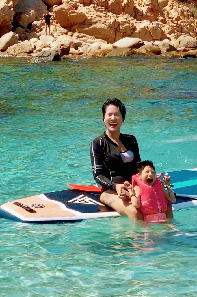 Nữ diễn vi&ecirc;n Việt đưa con đi biển chơi m&agrave; h&agrave;ng trăm người phải thốt l&ecirc;n: "Người mẹ vĩ đại"- Ảnh 2.