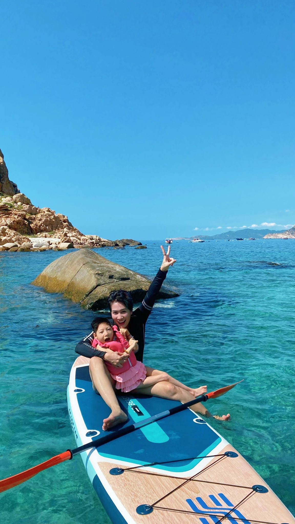 Nữ diễn vi&ecirc;n Việt đưa con đi biển chơi m&agrave; h&agrave;ng trăm người phải thốt l&ecirc;n: "Người mẹ vĩ đại"- Ảnh 3.