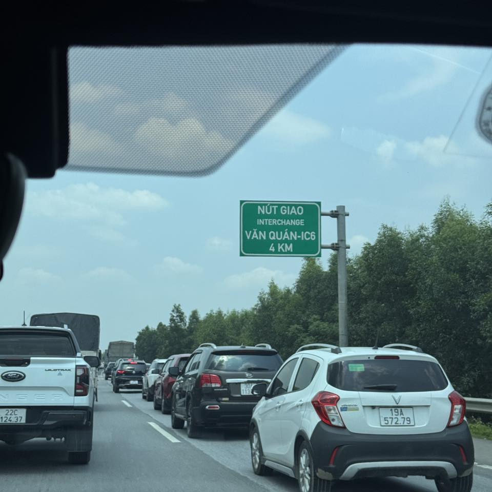 Cảnh tượng tr&ecirc;n c&aacute;c tuyến cao tốc s&aacute;ng 30/4 - Ảnh 4.