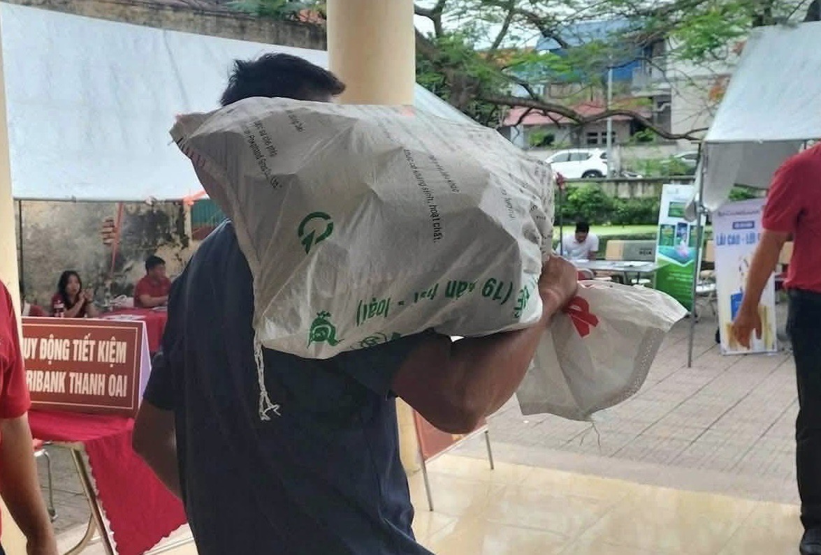 Người d&acirc;n H&agrave; Nội mang bao tải đi đựng tiền: Tiết lộ mức gi&aacute; đền b&ugrave; dự &aacute;n Olympic- Ảnh 1.