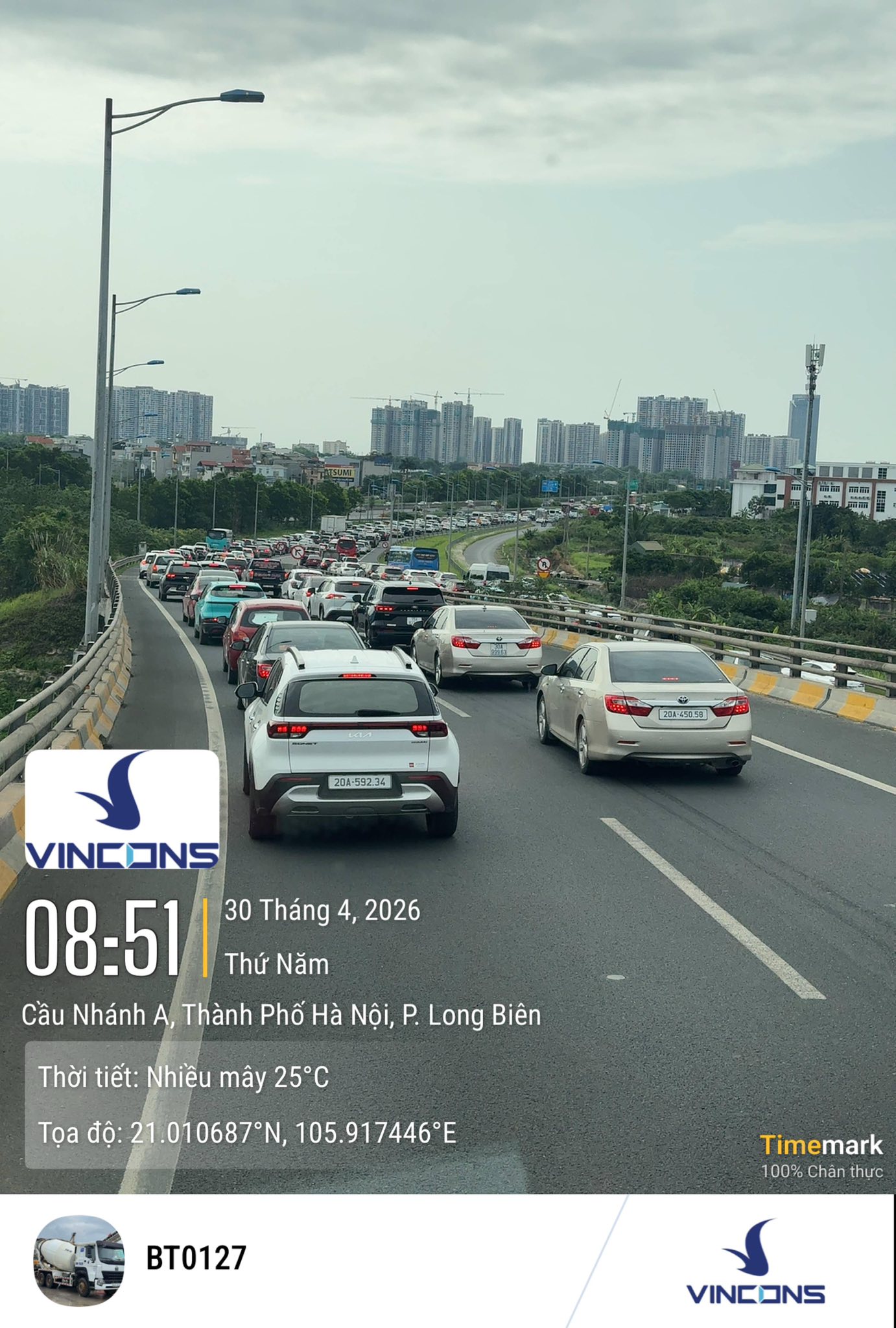 Cảnh tượng tr&ecirc;n c&aacute;c tuyến cao tốc s&aacute;ng 30/4 - Ảnh 2.