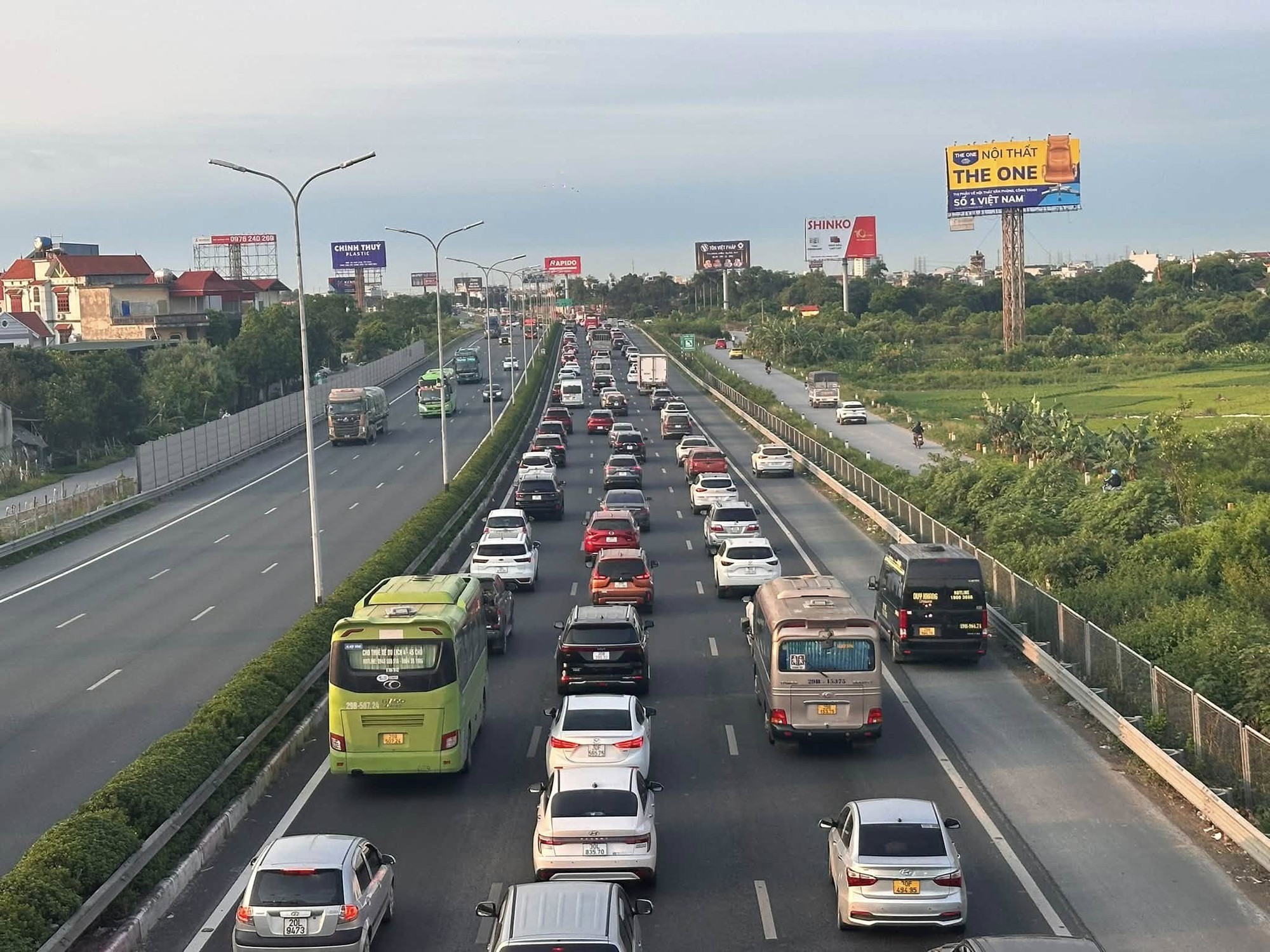 Cảnh tượng tr&ecirc;n c&aacute;c tuyến cao tốc s&aacute;ng 30/4 - Ảnh 5.