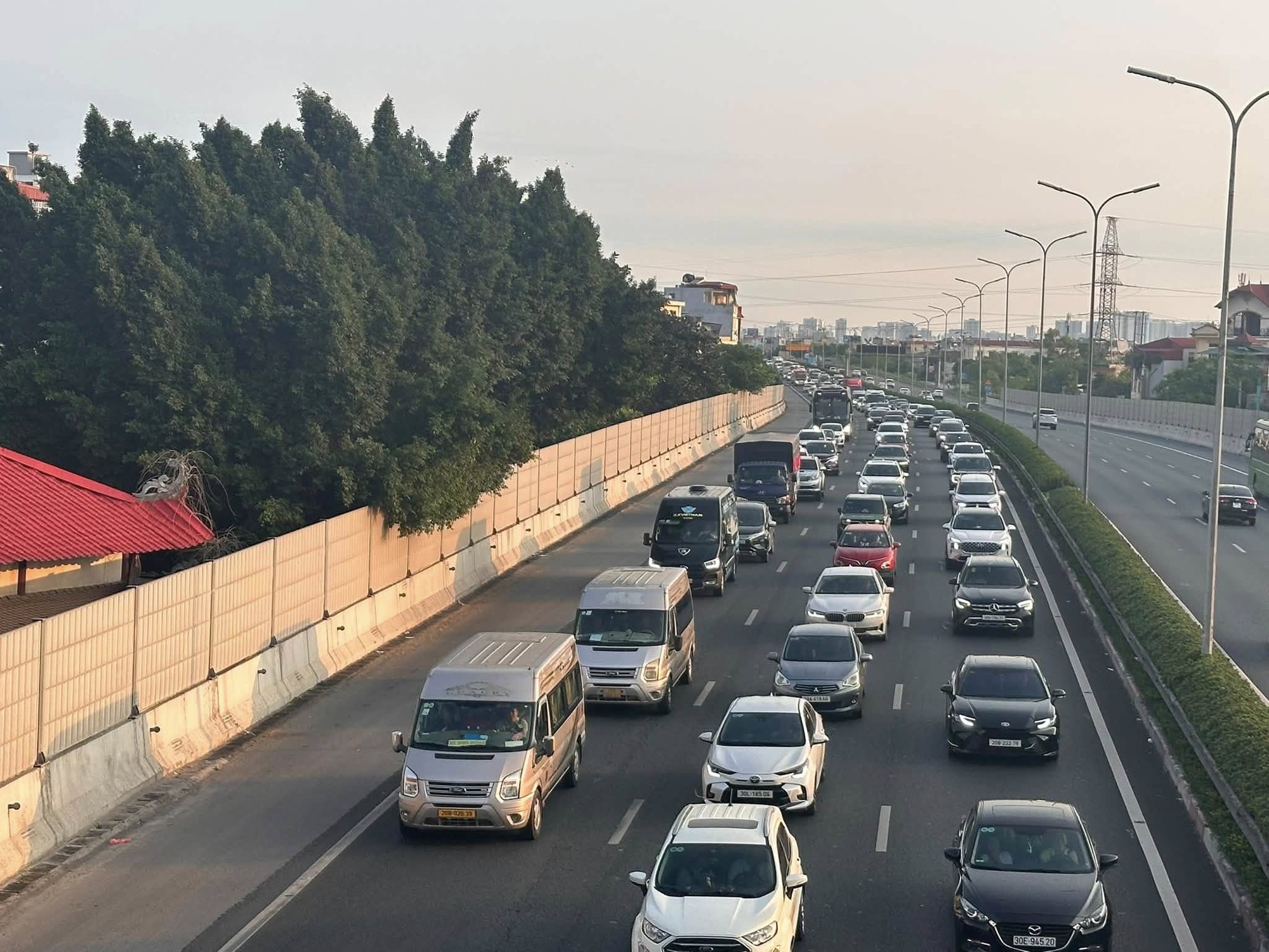 Cảnh tượng tr&ecirc;n c&aacute;c tuyến cao tốc s&aacute;ng 30/4 - Ảnh 6.