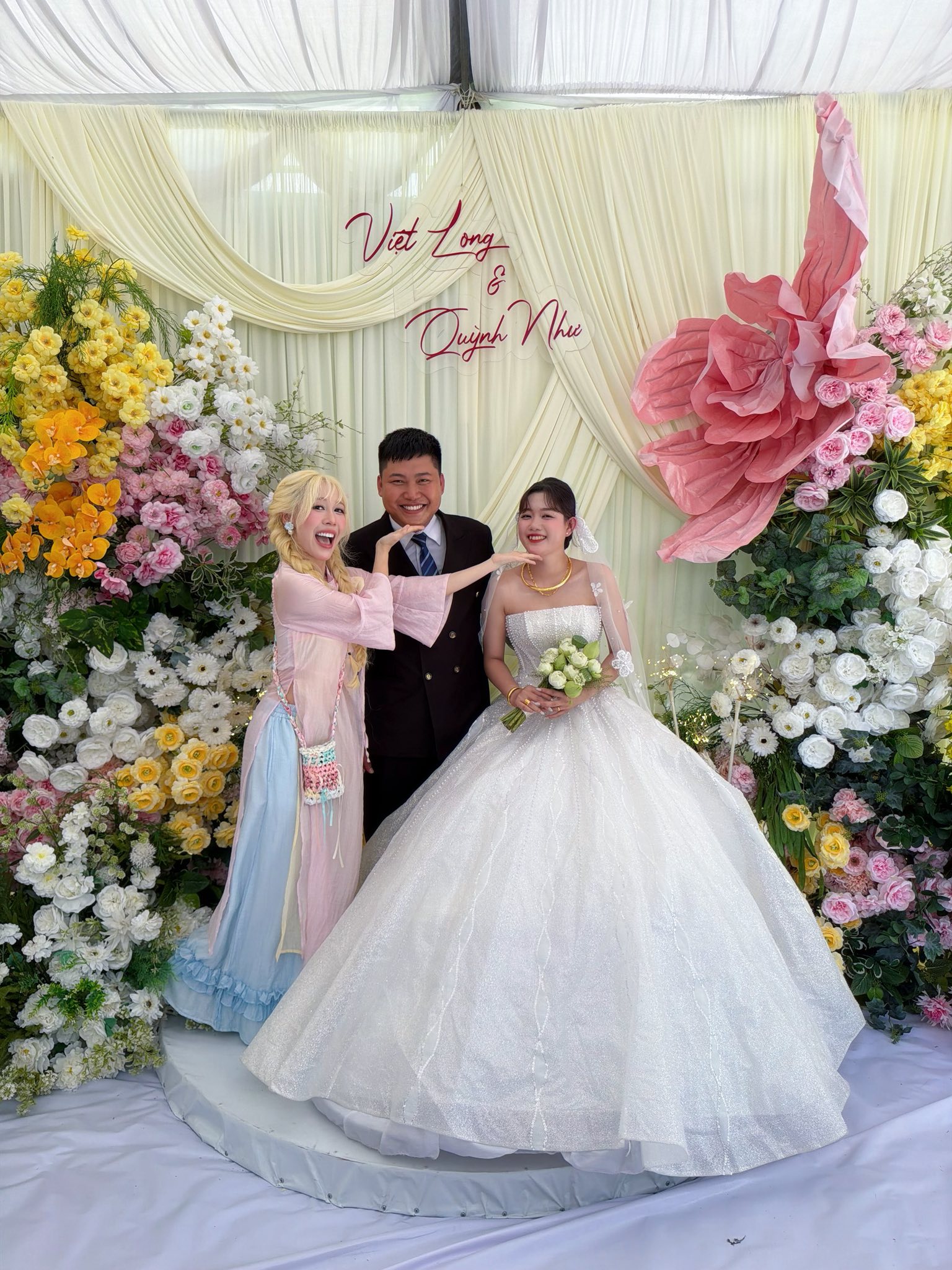 Trọn vẹn đ&aacute;m cưới Mũi trưởng Long ở T&acirc;y Ninh: Visual c&ocirc; d&acirc;u 10 điểm, Hậu Ho&agrave;ng xuất hiện độc lạ- Ảnh 4.