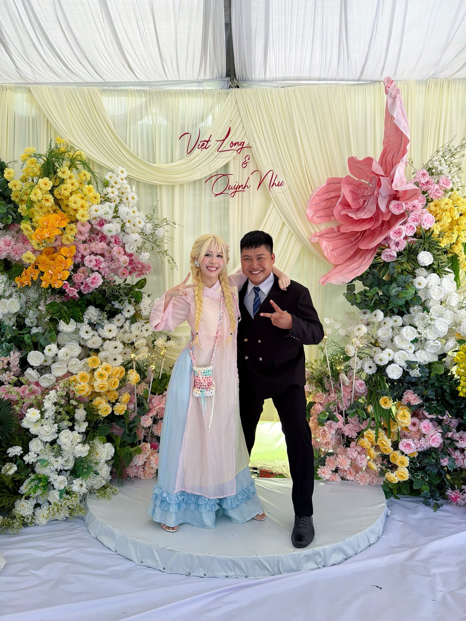 Hậu Ho&agrave;ng xinh xắn tại đ&aacute;m cưới Mũi trưởng Long, n&oacute;i 1 c&acirc;u r&otilde; th&aacute;i độ vụ "đẩy thuyền" suốt 5 năm- Ảnh 1.