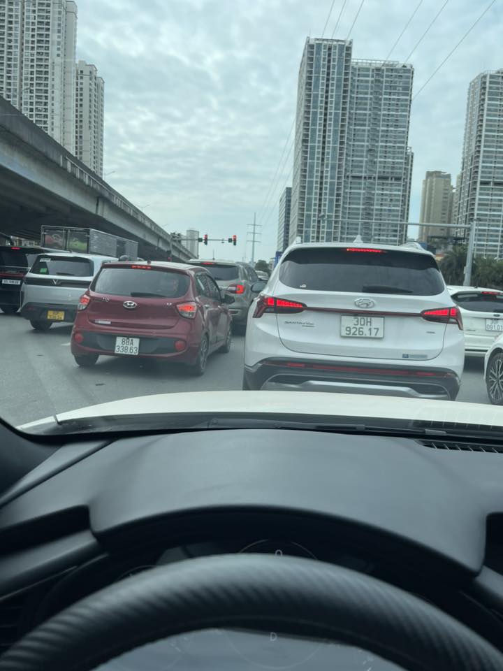 Cảnh tượng tr&ecirc;n c&aacute;c tuyến cao tốc s&aacute;ng 30/4 - Ảnh 1.