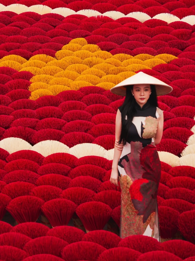 C&aacute;ch H&agrave; Nội chỉ 30 ph&uacute;t chạy xe c&oacute; một ng&ocirc;i l&agrave;ng "đẹp như tranh vẽ" l&ecirc;n b&aacute;o T&acirc;y li&ecirc;n tục: Mỗi th&aacute;ng l&agrave;m 50 tấn hương, xuất khẩu đi cả Ấn Độ - Trung Quốc- Ảnh 5.